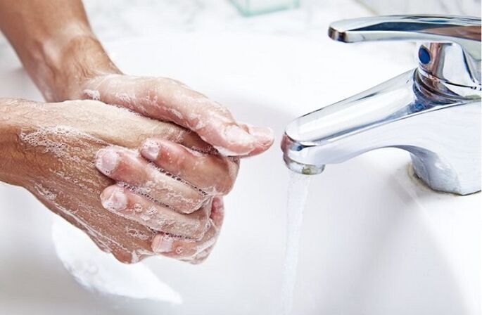 Lavarse las manos para prevenir la infestación de parásitos