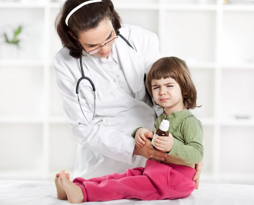 el médico examinará al niño en busca de síntomas de gusanos