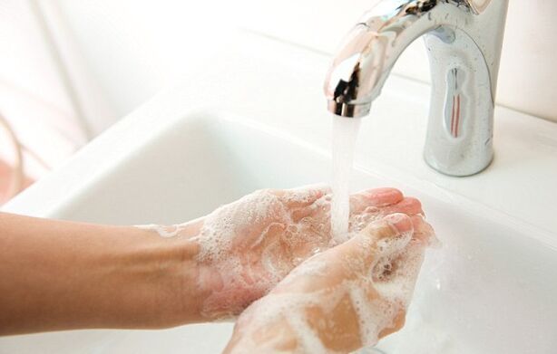 Lavarse las manos para prevenir la infección con gusanos