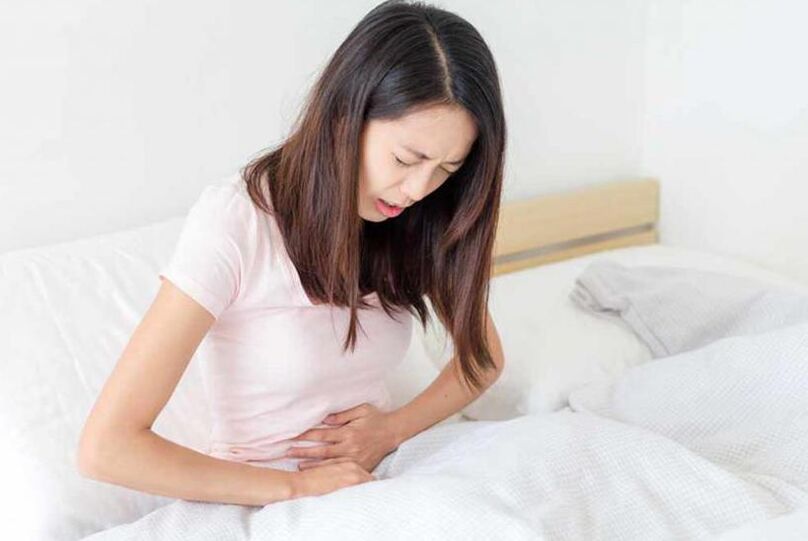 El dolor abdominal es un síntoma común de una infección por gusanos. 